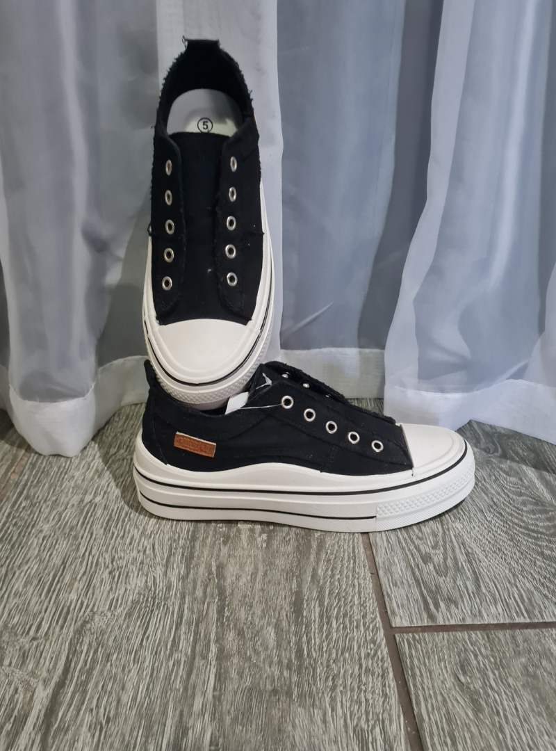 Butterfly feet sneakers